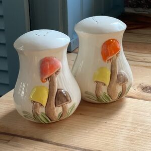Arnell Mushroom Salt and Pepper Shakers​